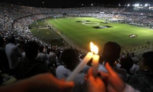 3AE8B36800000578-3989124-Candles_were_held_up_and_chants_about_Chapocoense_were_sung_in_t-a-5_1480578692895.jpg