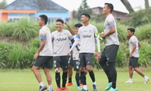 pemain-psim-jogja-menjalani-sesi-latihan-di-lapangan-kenari-ic7e.jpg