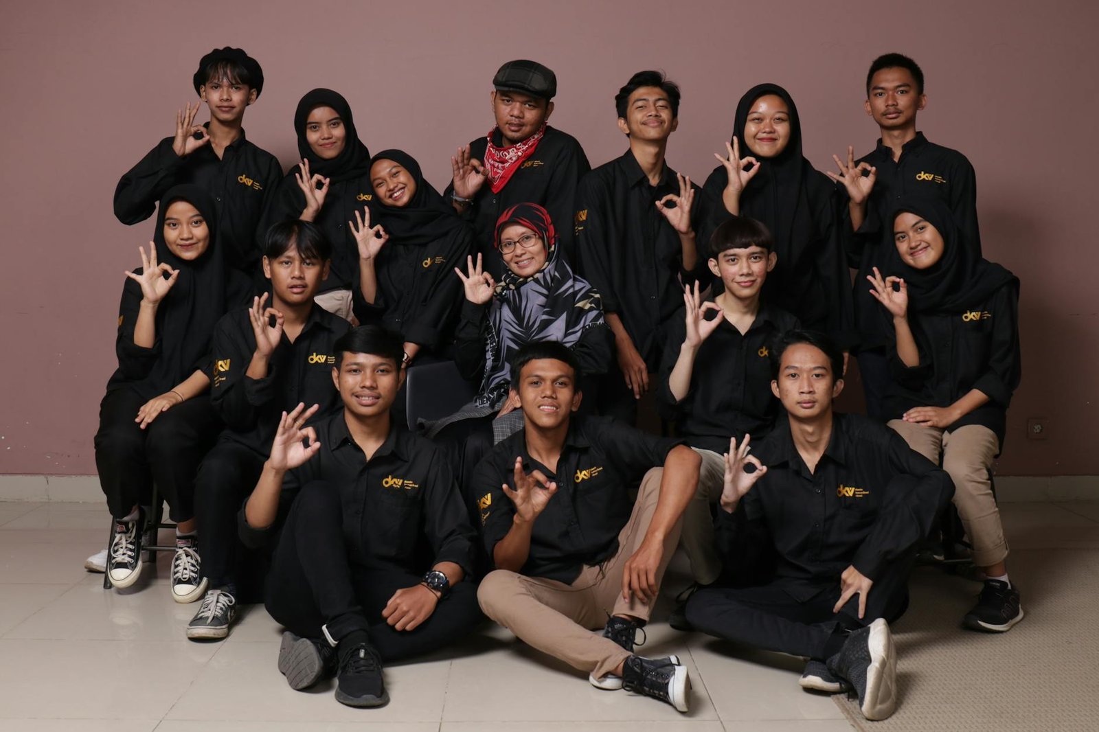 Ilustrasi berita terkini dengan headline terbaru dan ikon media digital