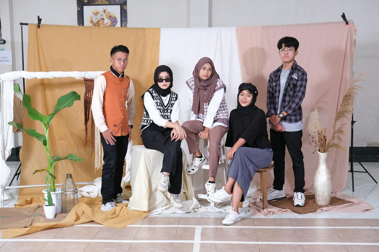 Gambar menampilkan judul-judul berita terbaru terpopuler hari ini dengan latar warna cerah dan ikon media.