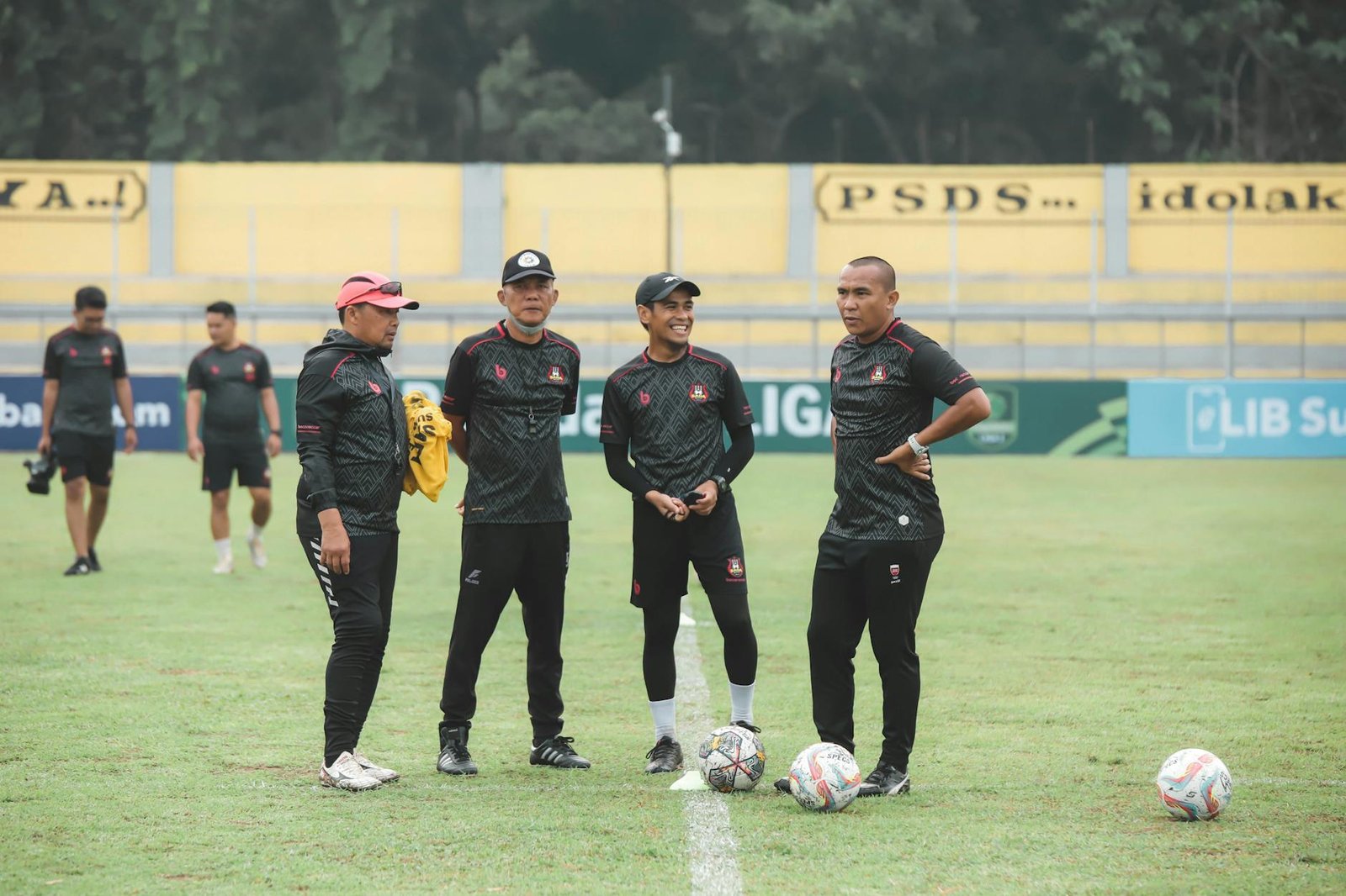 Gambar aksi seru pemain sepak bola dalam pertandingan, ilustrasi utama untuk berita bola terbaru.