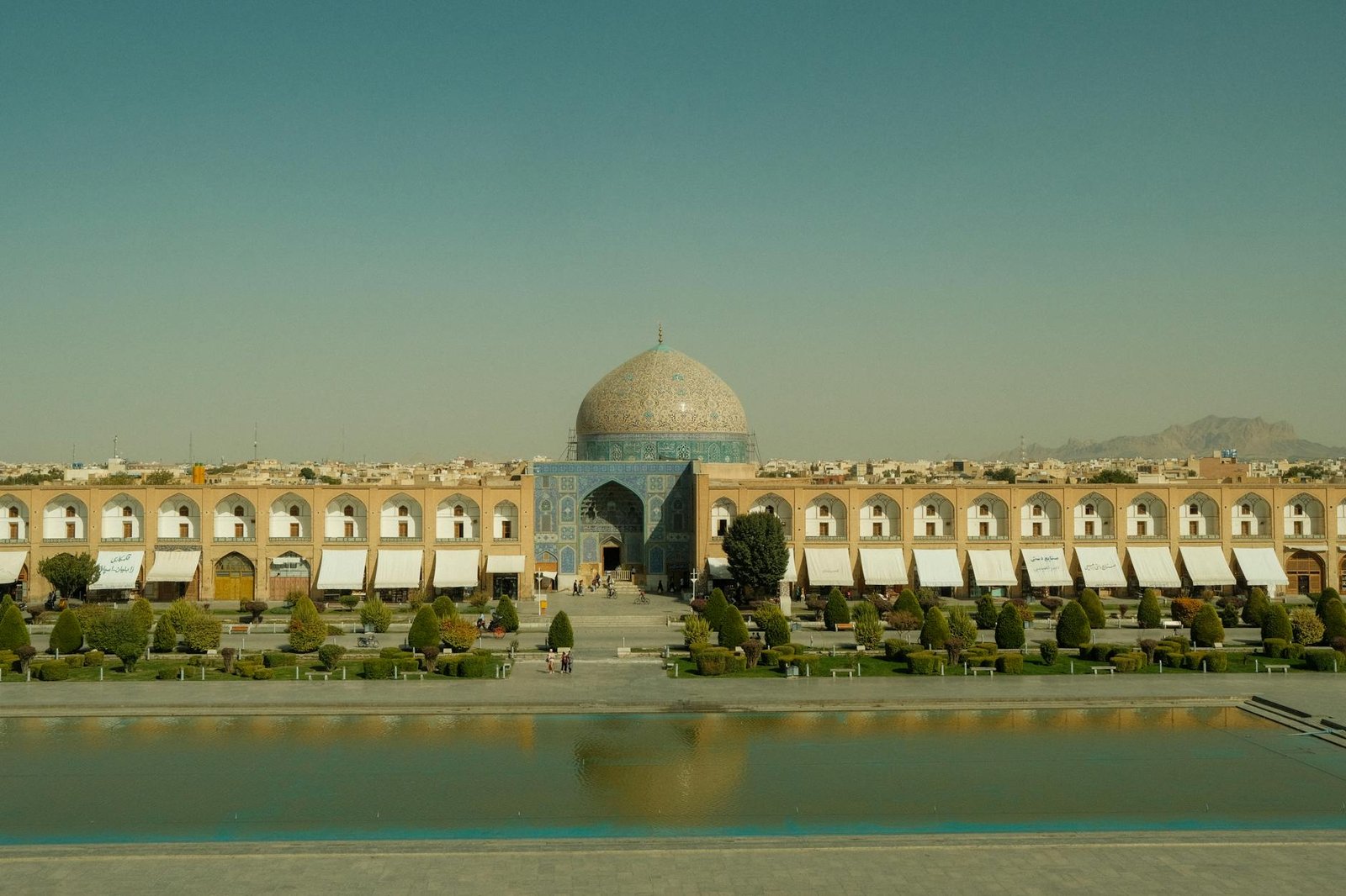 Ilustrasi tajuk utama berita Iran terbaru tentang politik, ekonomi, dan kebudayaan negara tersebut