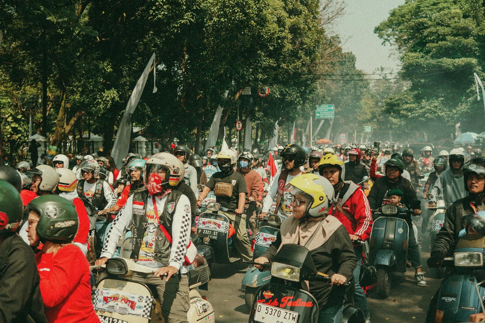 Ilustrasi berita terkini di Indonesia dengan judul utama, foto jurnalistik, dan latar kota metropolitan.