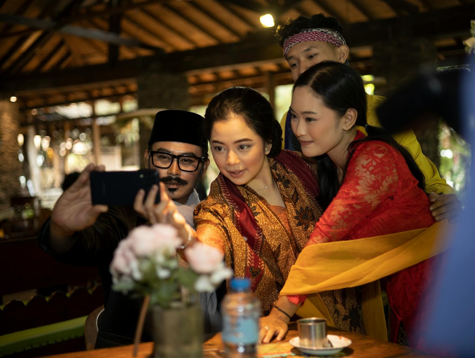 Ilustrasi berita terbaru terpopuler hari ini dengan headline utama dan gambar dinamis