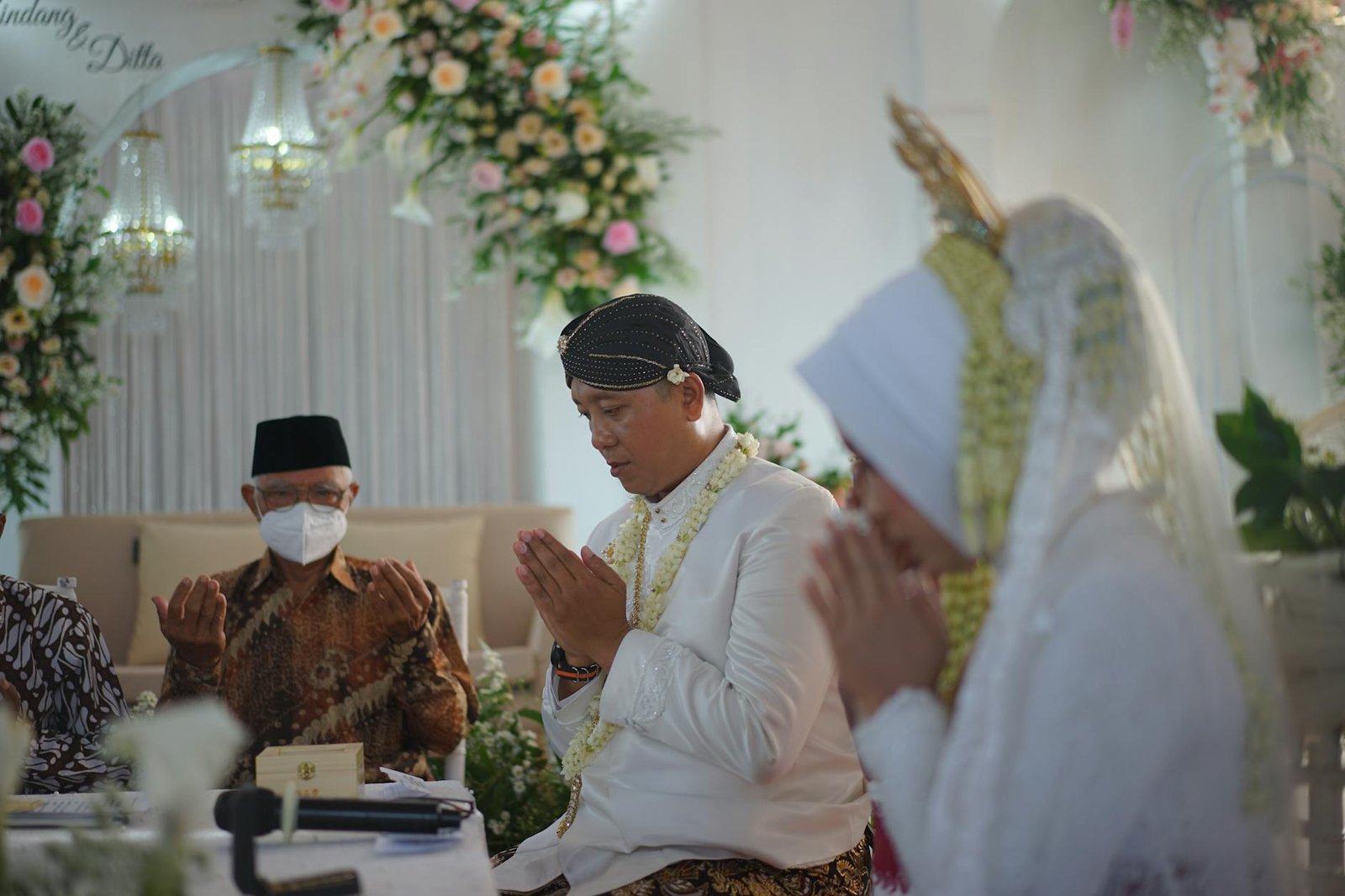 Gambar headline terbaru menampilkan berita hari ini tentang politik, ekonomi, dan hiburan