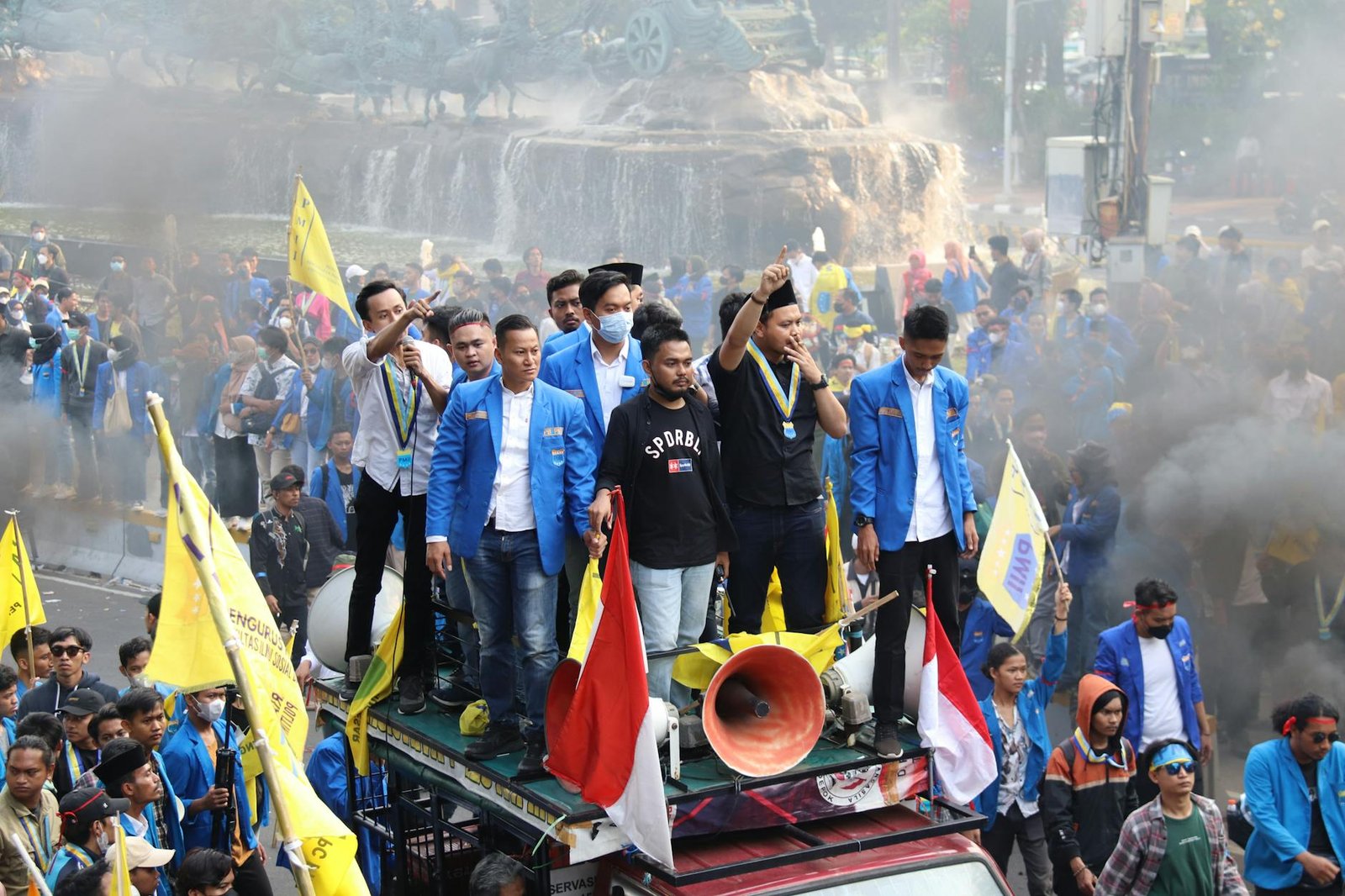 Gambar menampilkan judul dan cuplikan berita hari ini dari berbagai kategori terkini