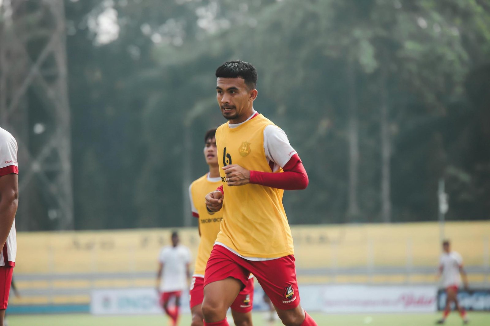 Gambar aksi gol spektakuler dalam pertandingan sepak bola terbaru, menampilkan momen dramatis dan sorotan pemain