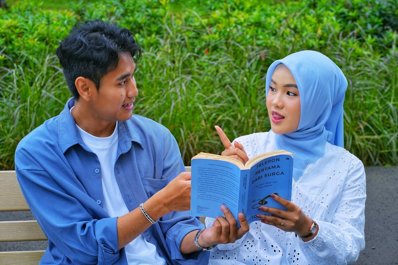 Ilustrasi berita terbaru terpopuler hari ini menampilkan headline terkini dan tren viral